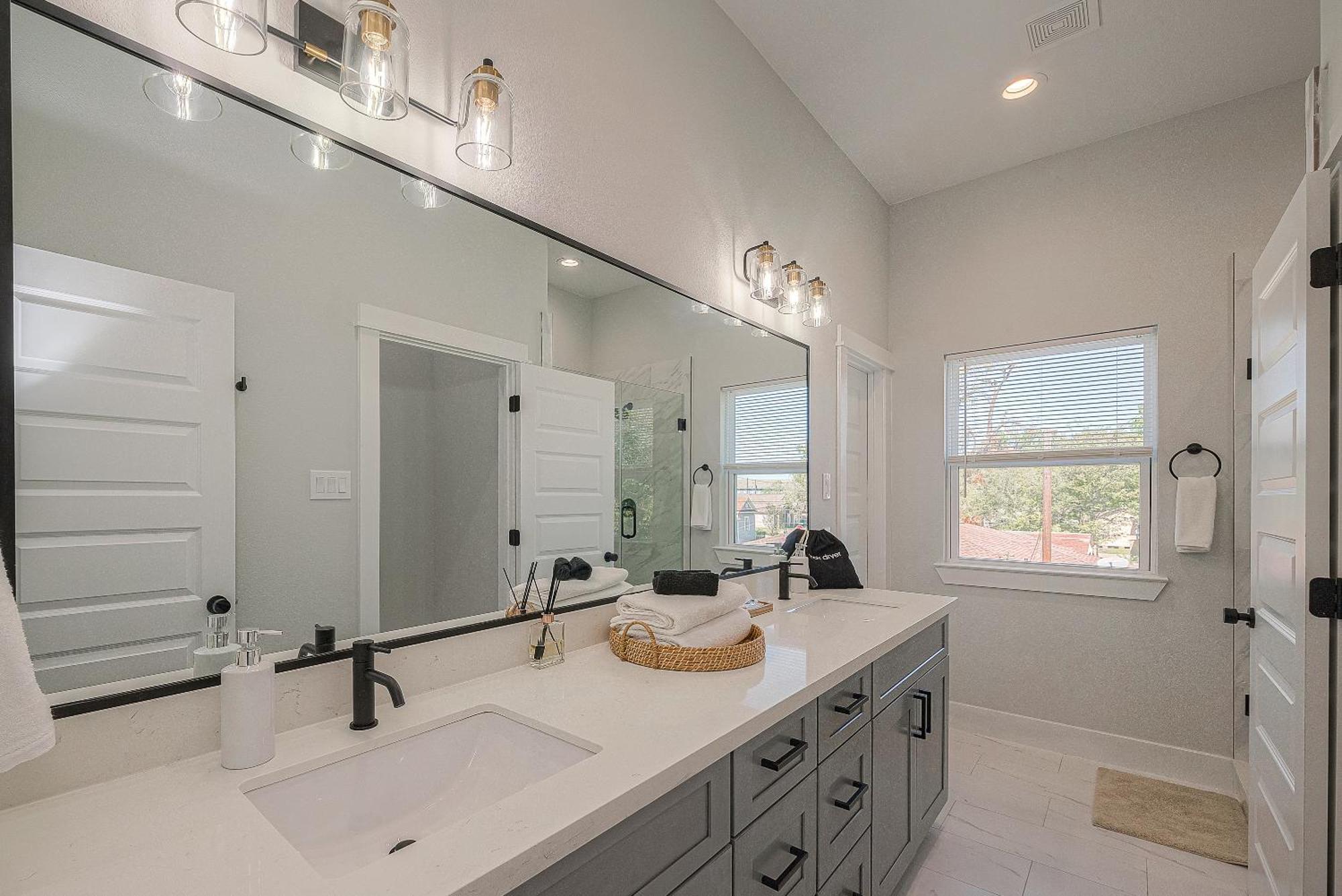 Modern Home Near Downtown With Fast Wifi, Bbq, Games & Ev Equipped! Houston Eksteriør billede