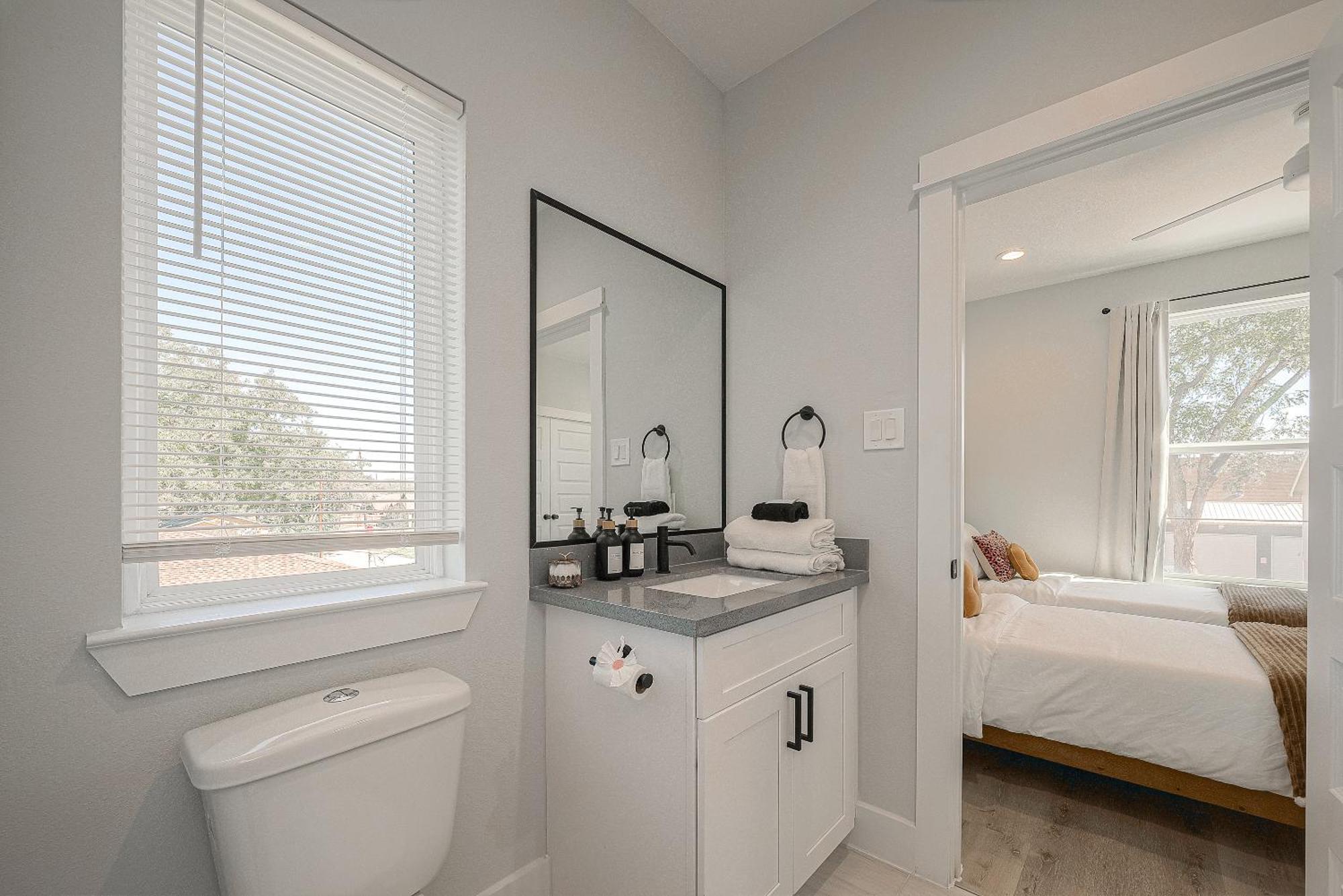 Modern Home Near Downtown With Fast Wifi, Bbq, Games & Ev Equipped! Houston Eksteriør billede